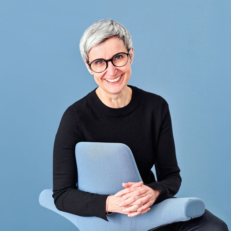 Dagmar Braun-Lutz auf einem gemütlichen Stuhl
